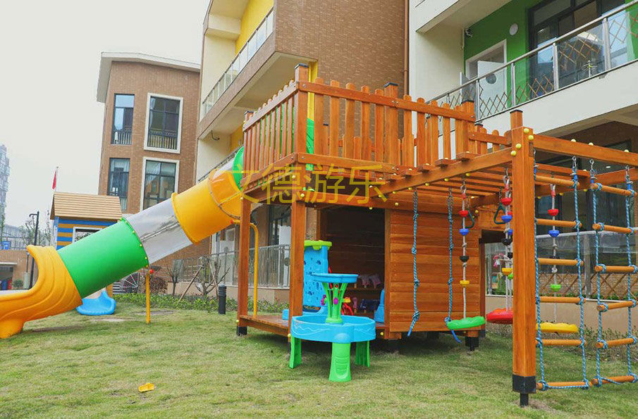 室外幼儿园木质滑梯展示图