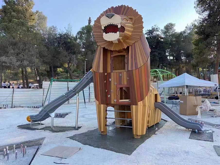 狮子造型木质滑梯